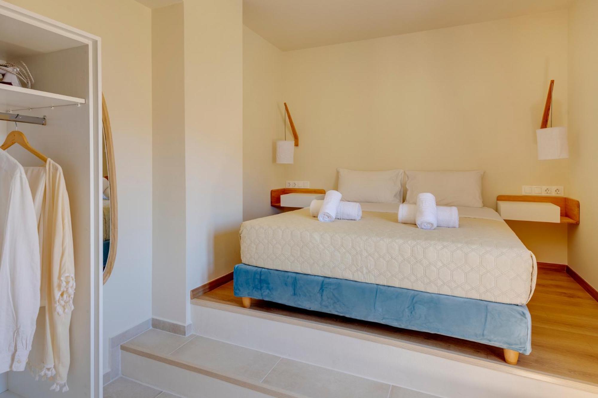 Lalari Beach Suites Vari  Exterior photo
